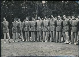 1952 Helsinki, XV. nyári olimpiai játékokon labdarúgásban aranyérmet szerző Aranycsapat fotója, 13x18 cm./ 1952 Helsinki, Mens Football Team Hungary, 13x18 cm.
