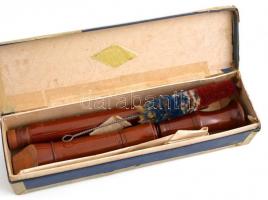 Heinrich Blockflöte furulya, tisztító pálcával, eredeti ragasztott dobozában, h:47 cm