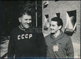 1952 Helsinki, XV. nyári olimpiai játékokon ökölvívásban aranyérmet szerző Papp Laci (1926-2003) fotója a szovjet csapat egy tagjával, 13x18 cm
