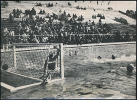 1952 Helsinki, XV. nyári olimpiai játékok, akcióban a magyar vízilabda csapat, 18x13 cm.