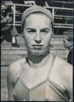 1952 Helsinki, XV. nyári olimpiai játékokon 100 m gyorsúszásban, és 4x100 m gyorsúszó váltóban aranyérmet szerző Szőke Kató (1935-2017) fotója, 18x13 cm
