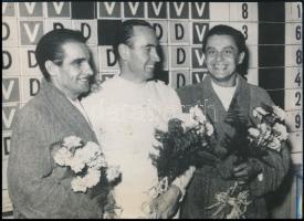 1952 Helsinki, XV. nyári olimpiai játékokon aranyérmet szerző kardvívó csapat három tagjának, Berczelly Tibor (1912-1990), Kovács Pál (1912-1995), Gerevich Aladár (1910-1991) fotója, 13x18 cm