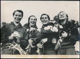 1952 Helsinki, XV. nyári olimpiai játékokon aranyérmet szerző 4x100 női gyorsváltó fotója, Novák Éva (1930-2005), Novák Ilona (1925-2019), Szőke Kató (1935-2017), Temes Judit (1930-2013), 13x18 cm.