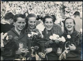 1952 Helsinki, XV. nyári olimpiai játékokon aranyérmet szerző 4x100 női gyorsváltó fotója, Novák Éva (1930-2005), Novák Ilona (1925-2019), Szőke Kató (1935-2017), Temes Judit (1930-2013), 13x18 cm.