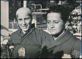 1952 Helsinki, XV. nyári olimpiai játékokon 400 m gyorsúszásban aranyérmet szerző Gyenge Valéria (1933-) és 4x100 m női gyorsváltó tagjaként aranyérmet szerző (csak az előfutamban úszott) Littomeritzky Mária (1927-2017), 13x18 cm