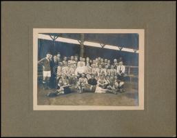 cca 1920-1930 Az MTK focicsapata, kartonra kasírozott fotó, 12×16 cm
