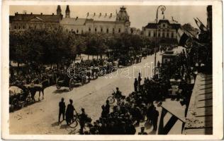 1940 Szatmárnémeti, Satu Mare; bevonulás, kerékpáros katonák / entry of the Hungarian troops, soldiers on bicycles (fl)