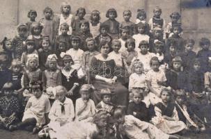 cca 1930-1940 Régi idők sulija, 4 db osztályfotó, kartonra ragasztva, közte pecséttel jelzett is, kü...