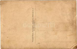 Virágokkal feldíszítette kiskatonák az Őszirózsás Forradalom idején "Az Est" magazin magya...