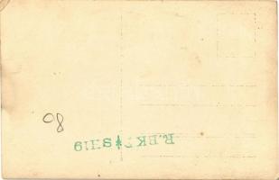 Osztrák-magyar matrózok szenet és téglákat pakolnak a rakpartról egy hadihajóra / K.u.K. Kriegsmarin...