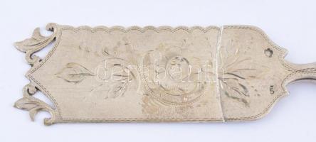 Ezüst (Ag.) tortalapát és kés, jelzett, vésett virág mintával, h: 20 és 20,5 cm, nettó összesen: 118...