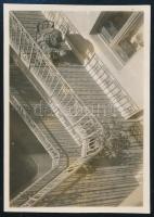 1931. szeptember, Kinszki Imre (1901-1945) budapesti fotóművész által datált vintage fotó (Őszi napfény a bérház folyosóján), 8,8x6,3 cm