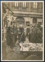 1930 október 19. Kinszki Imre (1901-1945) budapesti fotóművész vintage fotója, a szerző által datálva (Kirakodó vásár Bp-en), 8,5x6,2 cm