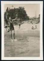 cca 1932 Kinszki Imre (1901-1945) budapesti fotóművész nyári szabadságon, vintage fotó jelzés nélkül a szerző hagyatékából, 6,2x4,5 cm