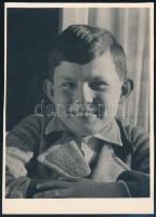 1936. március, Kinszki Gábor 8 és fél éves, Kinszki Imre (1901-1945) budapesti fotóművész vintage fotója, a szerző által datálva, 12x8,5 cm