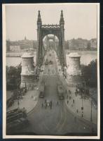 1931 Kinszki Imre (1901-1945) budapesti fotóművész vintage alkotása, a szerző által datálva (Erzsébet híd villamosokkal, autókkal, járókelőkkel), 8,5x6 cm
