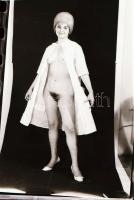 Különféle időpontokban készült, szolidan erotikus felvételek, 9 db vintage negatív, 24x36 mm