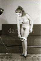 Különféle időpontokban készült, szolidan erotikus felvételek, 9 db vintage negatív, 24x36 mm