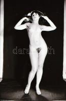 cca 1973 Próba... cseresznye, szolidan erotikus felvételek, 13 db vintage negatív + 1 db vintage fot...