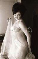 cca 1976 A női huncutság magasztalása, szolidan erotikus felvételek, 13 db vintage negatív + 1 db vi...