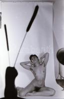 cca 1973 Buzogányok védelmében, szolidan erotikus felvételek, 21 db vintage negatív, 24x26 mm