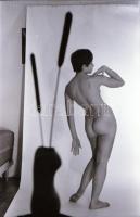 cca 1973 Buzogányok védelmében, szolidan erotikus felvételek, 21 db vintage negatív, 24x26 mm