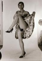 cca 1970 Ébren álmodók, szolidan erotikus felvételek, 13 db vintage negatív + 1 db vintage fotó, ame...