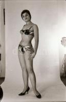 cca 1970 Ébren álmodók, szolidan erotikus felvételek, 13 db vintage negatív + 1 db vintage fotó, ame...