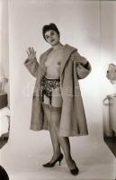 cca 1970 Ébren álmodók, szolidan erotikus felvételek, 13 db vintage negatív + 1 db vintage fotó, ame...