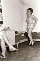 cca 1971 A házibuli forrósodik, szolidan erotikus felvételek, 22 db vintage negatívon elbeszélve, 24x36 mm