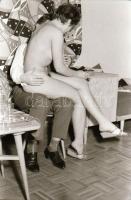 cca 1971 A házibuli forrósodik, szolidan erotikus felvételek, 22 db vintage negatívon elbeszélve, 24...