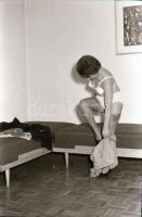 cca 1971 A házibuli forrósodik, szolidan erotikus felvételek, 22 db vintage negatívon elbeszélve, 24...