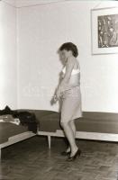 cca 1971 A házibuli forrósodik, szolidan erotikus felvételek, 22 db vintage negatívon elbeszélve, 24...