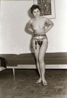 cca 1971 A házibuli forrósodik, szolidan erotikus felvételek, 22 db vintage negatívon elbeszélve, 24...