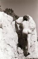 cca 1975 Ha nincs hideg, minek a ruha? Szolidan erotikus felvételek, 13 db vintage negatív + 1 db vi...