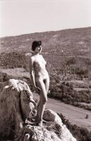 cca 1975 Ha nincs hideg, minek a ruha? Szolidan erotikus felvételek, 13 db vintage negatív + 1 db vi...