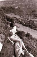 cca 1975 Ha nincs hideg, minek a ruha? Szolidan erotikus felvételek, 13 db vintage negatív + 1 db vi...