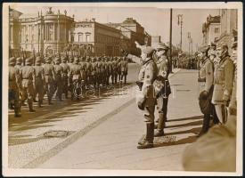 1942 Enzo Galbiati fasiszta tábornok látogatása németországi katonai felvonuláson, sajtófotó, hátulján feliratozva, pecséttel jelzett ("Weltbild"), 13×18 cm