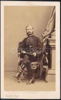 cca 1860 Disdéri párizsi fotográfus műtermében készült, vizitkártya méretű fénykép egy magyar viseletbe öltözött férfiról, 10x6 cm