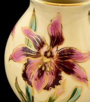 Zsolnay orchidea mintás váza, kézzel festett, jelzett, apró kopásnyomokkal, m: 13 cm