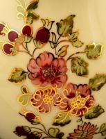 Zsolnay csipkebogyó mintás váza, kézzel festett, jelzett, apró kopásnyomokkal, m: 13 cm