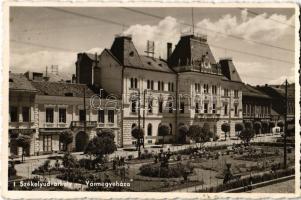 1942 Székelyudvarhely, Odorheiu Secuiesc; Vármegyeháza, Dr. Hecserné Ferencz Vilma gyógyszertára, üzletek / county hall, pharmacy, shops