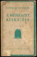 Ignácz Sándor: A méhészet kiskátéja kérdésekben és feleletekben. Bp.,1940,Athenaeum, 127 p. Második átdolgozott kiadás. Papírkötésben, foltos borítóval, javított gerinccel, kijáró lapokkal, megviselt állapotban.