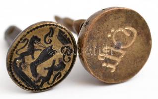 Régi réztágyak: címeres pecsétnyomó, hal-figurás pecsétnyomó, kitűző, egyéb apróság