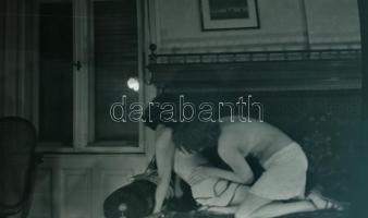 cca 1972 Erotikus és pornográf fotónegatívok, tekercsben, 76 felvétel