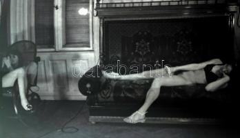 cca 1972 Erotikus és pornográf fotónegatívok, tekercsben, 76 felvétel