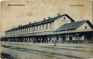 1910 Sátoraljaújhely, Vasútállomás, vasutasok (apró lyuk / tiny hole)