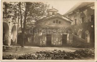 Munkács, Mukacheve, Mukacevo; vár, III. udvar / Hrad Palanok, III. nádvori v r. 1924 zborená studne / castle courtyard. photo