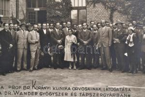 1932 A Korányi klinika orvosainak látogatása a Dr. Wander gyógyszer és tápszergyárban 24x17 cm