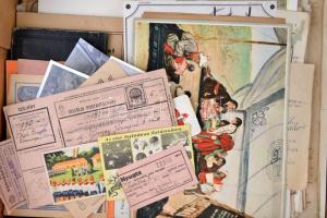 Nagy doboznyi vegyes papírrégiség tétel, benne reklámok, nyomtatványok, okmányok